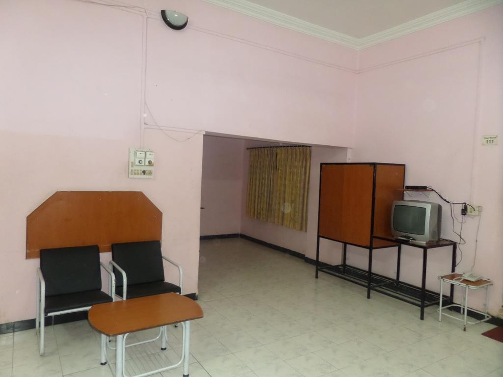 Chalukya Deluxe Kolhapur Exterior photo