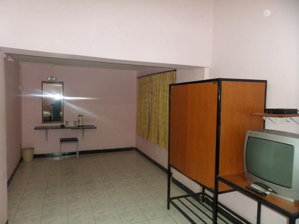 Chalukya Deluxe Kolhapur Exterior photo